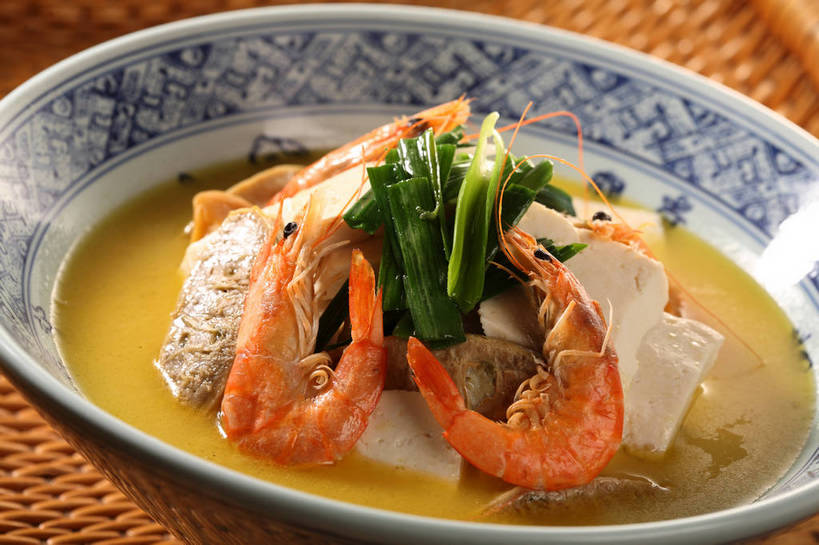 海鲜,豆腐,无人,交叉,横图,俯视,室内,特写,白天,烹饪,中餐,餐桌,桌子,竹子,蔬菜,阴影,竹制,新鲜,编织,反射,影子,陶瓷,葱,青葱,汤,虾,料理,食品,陶瓷制品,水产,菜肴,美食,海洋生物,食物,一个,容器,碗,中式,佳肴,有机食品,绿色食品,单个,餐台,中华料理,储藏,竹条,交织,豆腐汤,竹制品,豆制品,储存,水生动物,海产品,水生物,海底动物,穿插,羹汤,彩图,高角度拍摄,贮存,shjb1,鲜虾豆腐汤