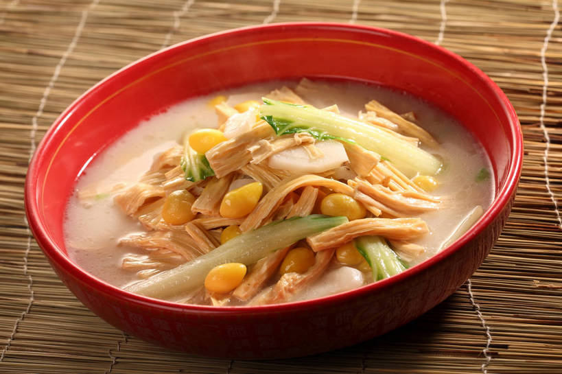 无人,横图,俯视,室内,特写,白天,烹饪,中餐,餐桌,桌子,蔬菜,阴影,竹制,新鲜,反射,影子,陶瓷,竹席,料理,食品,坚果,陶瓷制品,豆腐皮,菜肴,美食,食物,一个,红色,容器,碗,干果,中式,佳肴,有机食品,绿色食品,单个,餐台,中华料理,储藏,竹制品,储存,腐竹,豆腐衣,油皮,银杏,白果,彩图,高角度拍摄,贮存,shjb1,白果腐竹汤