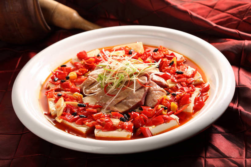 豆腐,无人,横图,俯视,室内,特写,白天,烹饪,中餐,餐桌,桌子,辣椒,蔬菜,阴影,新鲜,反射,布料,影子,陶瓷,肉,料理,食品,陶瓷制品,布纹,鸭肉,剁椒,菜肴,美食,肉类,桌布,食物,一个,白色,餐巾,容器,台布,碗,中式,器皿,佳肴,有机食品,绿色食品,单个,餐台,中华料理,储藏,研磨,豆制品,臼杵,储存,肉食,辣角,红海椒,大椒,辣虎,广椒,研杵,研钵,臼,辣子,海椒,番椒,餐桌布,彩图,高角度拍摄,贮存,剁辣椒,剁辣子,七星椒剁椒,七姊妹剁椒,坛子辣椒,shjb1