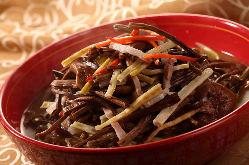 无人,横图,俯视,室内,特写,白天,烹饪,中餐,餐桌,桌子,蔬菜,一堆,阴影,堆叠,堆积,新鲜,反射,布料,影子,陶瓷,菌菇,竹笋,料理,食品,陶瓷制品,菌类,布纹,笋,菜肴,美食,桌布,食物,一个,红色,餐巾,容器,台布,碗,中式,食用菌,佳肴,有机食品,绿色食品,单个,餐台,中华料理,茶树菇,储藏,堆,真菌,储存,餐桌布,彩图,高角度拍摄,贮存,shjb1,小竹笋茶树菇汤