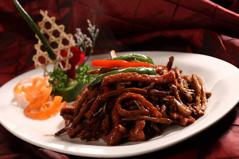 无人,横图,俯视,室内,特写,白天,烹饪,中餐,餐桌,桌子,辣椒,蔬菜,餐具,叶子,阴影,朦胧,模糊,新鲜,盛开,反射,鱼,布料,碟子,盘,影子,肉,鱼肉,料理,食品,绿叶,花蕾,布纹,水产,菜肴,美食,肉类,鱼类,桌布,花,花瓣,花朵,鲜花,食物,一个,白色,盘子,餐巾,碟,台布,花苞,花蕊,中式,嫩叶,佳肴,有机食品,绿色食品,单个,餐台,中华料理,响油鳝丝,鳝鱼,配菜,水生动物,水生物,肉食,彩椒,鳝,辣角,红海椒,大椒,辣虎,广椒,叶,叶片,甜椒,柿子椒,辣子,海椒,番椒,灯笼椒,餐桌布,彩图,高角度拍摄,淡水生物,河鲜,黄鳝,shjb1