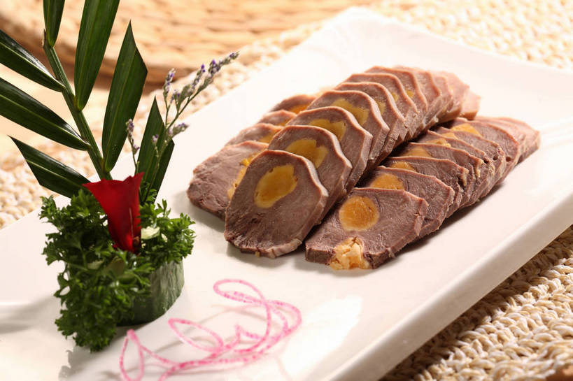 无人,横图,俯视,室内,特写,白天,烹饪,中餐,餐桌,桌子,黄瓜,芹菜,蔬菜,餐具,叶子,一排,切开,阴影,新鲜,整齐,并列,并排,盛开,反射,碟子,盘,影子,蛋黄,肉,料理,食品,绿叶,花蕾,鸭肉,菜肴,美食,肉类,花,花瓣,花朵,鲜花,食物,排列,一个,白色,盘子,碟,花苞,花蕊,切,中式,嫩叶,佳肴,有机食品,绿色食品,荷兰芹,欧芹,香芹,单个,餐台,中华料理,配菜,队列,平行,剖面,肉食,切面,法香,巴西利,洋香菜,洋芫荽,法国香菜,旱芹菜,番荽,叶,叶片,青瓜,胡瓜,彩图,高角度拍摄,咸蛋黄,shjb1,咸蛋鸭卷