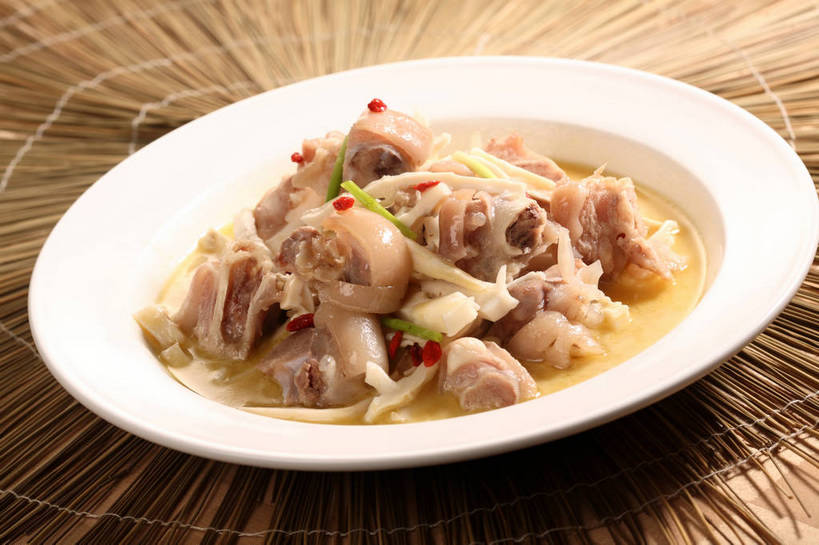 无人,横图,俯视,室内,特写,白天,烹饪,中餐,植物,餐桌,桌子,蔬菜,餐具,阴影,新鲜,反射,碟子,盘,影子,肉,料理,食品,果实,草药,药草,猪肉,猪手,猪蹄,猪爪,菜肴,美食,肉类,中药,食物,一个,白色,盘子,碟,中式,佳肴,有机食品,绿色食品,单个,餐台,中华料理,枸杞子,枸杞,药材,中草药,肉食,豚肉,中药材,本草,苟起子,枸杞豆,枸杞果,血杞子,猪脚,彩图,高角度拍摄,shjb1