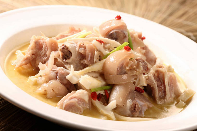 无人,横图,俯视,室内,特写,白天,烹饪,中餐,植物,餐桌,桌子,蔬菜,餐具,阴影,新鲜,反射,碟子,盘,影子,肉,料理,食品,果实,草药,药草,猪肉,猪手,猪蹄,猪爪,菜肴,美食,肉类,中药,食物,一个,白色,盘子,碟,中式,佳肴,有机食品,绿色食品,单个,餐台,中华料理,枸杞子,枸杞,药材,中草药,肉食,豚肉,中药材,本草,苟起子,枸杞豆,枸杞果,血杞子,猪脚,彩图,高角度拍摄,shjb1