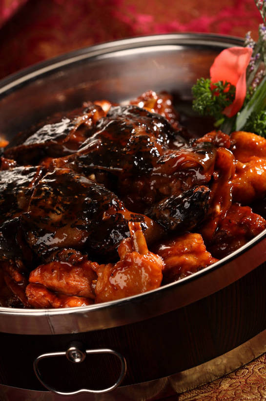 无人,竖图,俯视,室内,特写,白天,烹饪,中餐,餐桌,桌子,野生动物,芹菜,蔬菜,叶子,金属制品,阴影,新鲜,盛开,反射,金属,影子,料理,食品,绿叶,花蕾,菜肴,美食,花,花瓣,花朵,鲜花,食物,一个,动物,容器,碗,花苞,花蕊,中式,嫩叶,佳肴,有机食品,绿色食品,荷兰芹,欧芹,香芹,单个,餐台,中华料理,储藏,配菜,储存,甲鱼,红烧甲鱼,法香,巴西利,洋香菜,洋芫荽,法国香菜,旱芹菜,番荽,鳖,水鱼,团鱼,王八,叶,叶片,彩图,高角度拍摄,闽菜,闽南菜,药膳,贮存,福建菜,鳖甲,shjb1