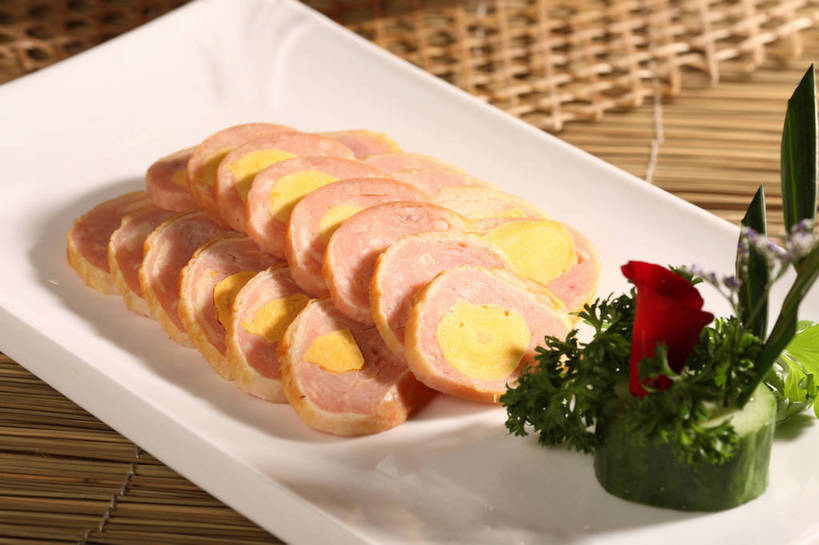 无人,横图,俯视,室内,特写,白天,烹饪,中餐,餐桌,桌子,黄瓜,芹菜,蔬菜,餐具,叶子,一排,许多,切开,阴影,新鲜,整齐,并列,并排,盛开,反射,碟子,盘,影子,蛋黄,肉,料理,食品,绿叶,很多,花蕾,鸭肉,菜肴,美食,肉类,花,花瓣,花朵,鲜花,食物,排列,一个,白色,盘子,碟,花苞,花蕊,切,中式,嫩叶,佳肴,有机食品,绿色食品,荷兰芹,欧芹,香芹,单个,餐台,中华料理,配菜,队列,平行,剖面,肉食,切面,法香,巴西利,洋香菜,洋芫荽,法国香菜,旱芹菜,番荽,叶,叶片,青瓜,胡瓜,彩图,高角度拍摄,咸蛋黄,shjb1,咸蛋鸭卷