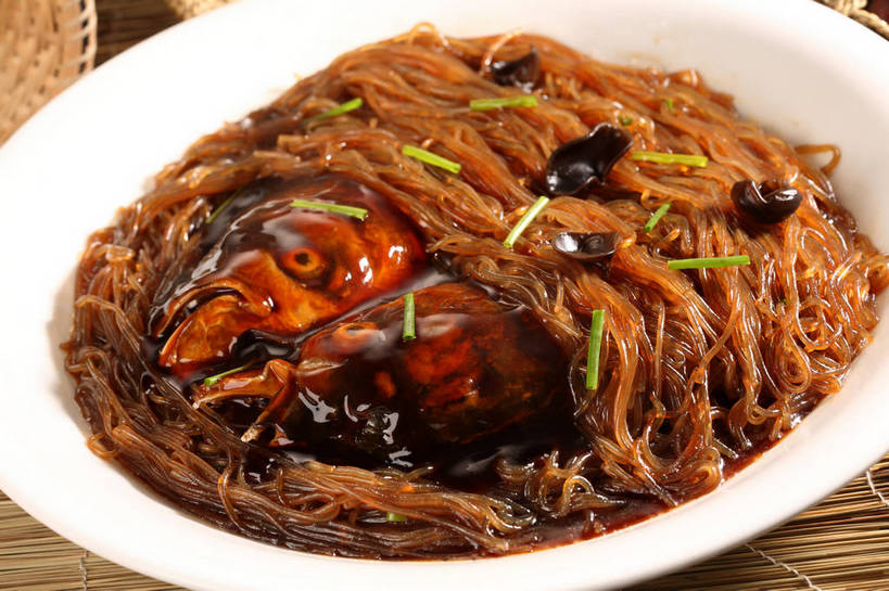 面食,面条,无人,横图,俯视,室内,特写,白天,烹饪,中餐,餐桌,桌子,蔬菜,餐具,阴影,新鲜,反射,鱼,碟子,盘,影子,葱,菌菇,青葱,红烧,面,肉,鱼肉,料理,食品,菌类,粉丝,木耳,菜肴,美食,肉类,鱼类,食物,一个,白色,盘子,碟,中式,食用菌,佳肴,有机食品,绿色食品,单个,餐台,中华料理,黑木耳,真菌,红烧鱼,肉食,光木耳,红烧菜,冬粉,彩图,高角度拍摄,shjb1