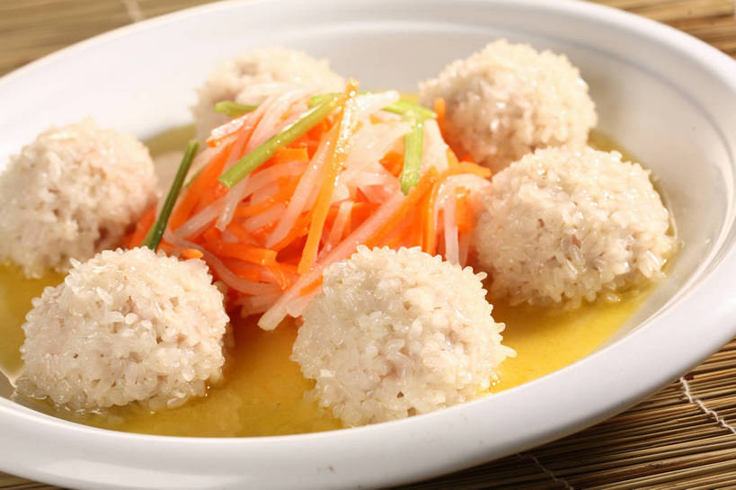 无人,横图,俯视,室内,特写,白天,烹饪,中餐,餐桌,桌子,萝卜,胡萝卜,蔬菜,阴影,竹制,新鲜,反射,影子,陶瓷,竹席,肉,料理,食品,陶瓷制品,丸子,菜肴,美食,肉类,肉丸,食物,一个,白色,容器,碗,中式,佳肴,有机食品,绿色食品,单个,餐台,中华料理,肉圆,储藏,竹制品,储存,黄萝卜,番萝卜,肉食,红萝卜,甘荀,彩图,高角度拍摄,丁香萝卜,胡芦菔金,金笋,贮存,shjb1