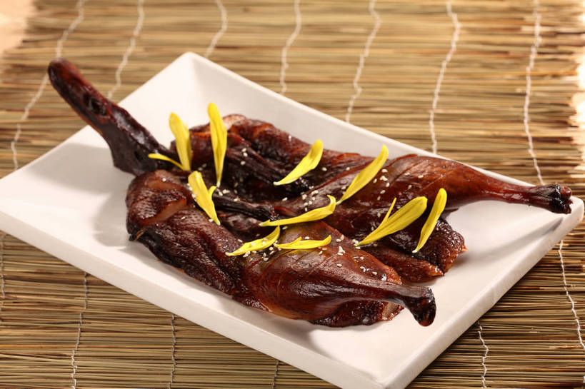 无人,横图,俯视,室内,特写,白天,烹饪,中餐,餐桌,桌子,餐具,阴影,竹制,盛开,反射,碟子,盘,影子,竹席,肉,料理,食品,花蕾,鸭肉,菜肴,美食,肉类,花,花瓣,花朵,鲜花,食物,一个,黄色,白色,盘子,碟,花苞,花蕊,中式,佳肴,单个,餐台,中华料理,竹制品,肉食,酱鸭,彩图,高角度拍摄,shjb1