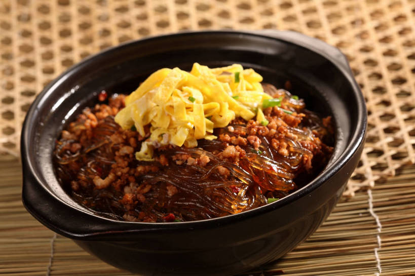 面食,面条,无人,横图,俯视,室内,特写,白天,烹饪,中餐,餐桌,桌子,蔬菜,一堆,阴影,堆叠,堆积,竹制,新鲜,反射,影子,陶瓷,竹席,葱,青葱,蛋,蛋皮,鸡蛋,面,肉,料理,食品,陶瓷制品,粉丝,肉糜,肉末,菜肴,美食,肉类,食物,一个,黄色,黑色,容器,碗,中式,佳肴,有机食品,绿色食品,单个,餐台,中华料理,储藏,堆,竹制品,储存,肉食,卵,冬粉,彩图,高角度拍摄,鸡卵,鸡子,贮存,shjb1,炒粉丝,肉末炒粉丝