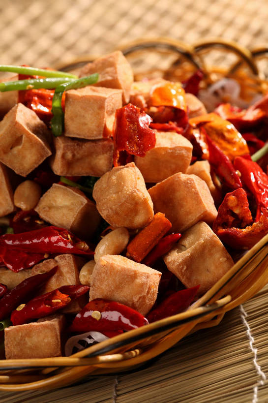 点心,豆腐,无人,交叉,竖图,俯视,室内,特写,白天,植物,餐桌,桌子,竹子,豆,花生,辣椒,一堆,许多,阴影,堆叠,堆积,竹制,编织,反射,篮子,影子,竹席,豆类,豆子,油炸,料理,食品,坚果,很多,小吃,美食,臭豆腐,食物,一个,竹篮,中式,长生果,单个,餐台,竹条,堆,交织,竹制品,豆制品,干辣椒,花生仁,脱水,豆科,辣角,红海椒,大椒,辣虎,广椒,落花生,落生,穿插,花生米,辣子,花生豆,红辣椒,海椒,番椒,彩图,高角度拍摄,干海椒,筒筒辣角,shjb1,臭干子