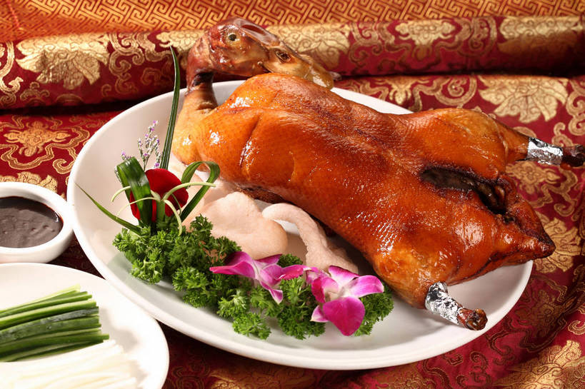 点心,烤鸭,无人,横图,俯视,室内,特写,白天,烹饪,中餐,餐桌,桌子,黄瓜,芹菜,蔬菜,餐具,叶子,阴影,新鲜,盛开,反射,布料,碟子,盘,影子,陶瓷,调料,酱料,酱汁,肉,油炸,佐料,料理,食品,绿叶,石斛,陶瓷制品,调味品,调味料,花蕾,布纹,鸭肉,酱,小吃,菜肴,美食,肉类,桌布,花,花瓣,花朵,鲜花,食物,三个,粉色,白色,盘子,餐巾,容器,碟,台布,碗,花苞,花蕊,中式,嫩叶,佳肴,有机食品,绿色食品,荷兰芹,欧芹,香芹,餐台,中华料理,储藏,配菜,高雅,储存,肉食,北京烤鸭,龙虾片,虾片,法香,巴西利,洋香菜,洋芫荽,法国香菜,石斛兰,旱芹菜,番荽,金钗石斛,淡泊,花中君子,北京菜,京帮菜,京菜,兰花,叶,叶片,青瓜,胡瓜,餐桌布,彩图,高角度拍摄,贮存,玉片,shjb1