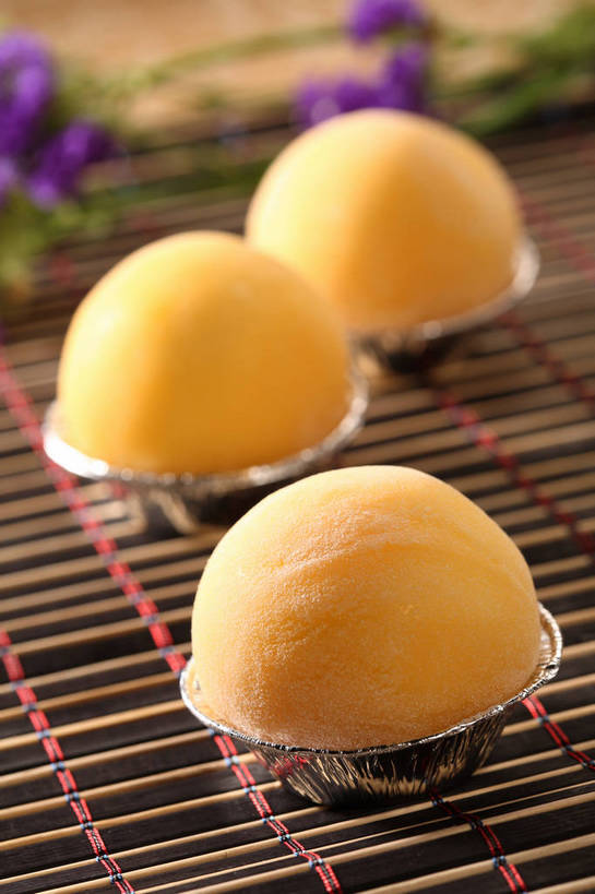 点心,无人,竖图,俯视,室内,特写,白天,餐桌,桌子,叶子,阴影,竹制,朦胧,模糊,盛开,反射,包装,包装纸,铝箔纸,图形,锡箔纸,影子,纸,竹席,食品,甜点,甜品,绿叶,纸张,几何,花蕾,花,花瓣,花朵,鲜花,食物,糕点,三个,黄色,紫色,甜食,花苞,花蕊,球体,嫩叶,餐台,草饼,包装材料,竹制品,数学,锡箔,铝箔,麻糬,叶,叶片,彩图,高角度拍摄,几何图形,立体几何,立体图形,shjb1