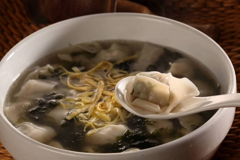 点心,馄饨,面食,无人,横图,俯视,室内,特写,白天,餐桌,桌子,一把,阴影,反射,影子,勺子,陶瓷,蛋,蛋皮,鸡蛋,料理,食品,面点,陶瓷制品,紫菜,小馄饨,美食,食物,一个,白色,容器,调羹,汤匙,碗,中式,单个,餐台,储藏,储存,卵,扁肉,膜菜,索菜,坛紫菜,子菜,紫英,紫瑛,彩图,高角度拍摄,鸡卵,鸡子,淮饺,绉纱馄饨,贮存,shjb1