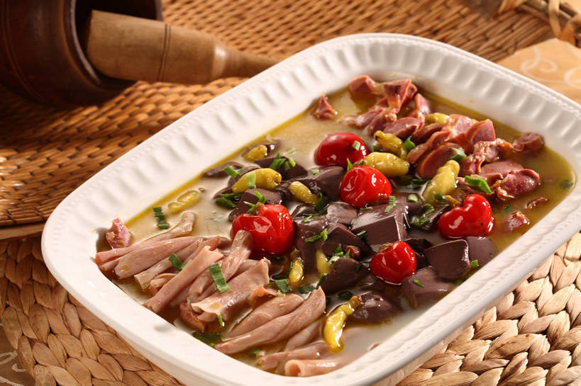 内脏,肝脏,肠,无人,横图,俯视,室内,特写,白天,烹饪,中餐,餐桌,桌子,辣椒,蔬菜,餐具,阴影,新鲜,反射,血,碟子,盘,影子,肉,汤,料理,食品,鸭肉,菜肴,美食,肉类,食物,红色,白色,盘子,碟,中式,器皿,血液,佳肴,有机食品,绿色食品,餐台,中华料理,研磨,臼杵,肉食,辣角,红海椒,大椒,辣虎,广椒,研杵,研钵,臼,鸭血,鸭肠,鸭肝,肝,辣子,红辣椒,海椒,番椒,彩图,高角度拍摄,鸭胗,鸭肫,鸭肫肝,shjb1,鸭血汤