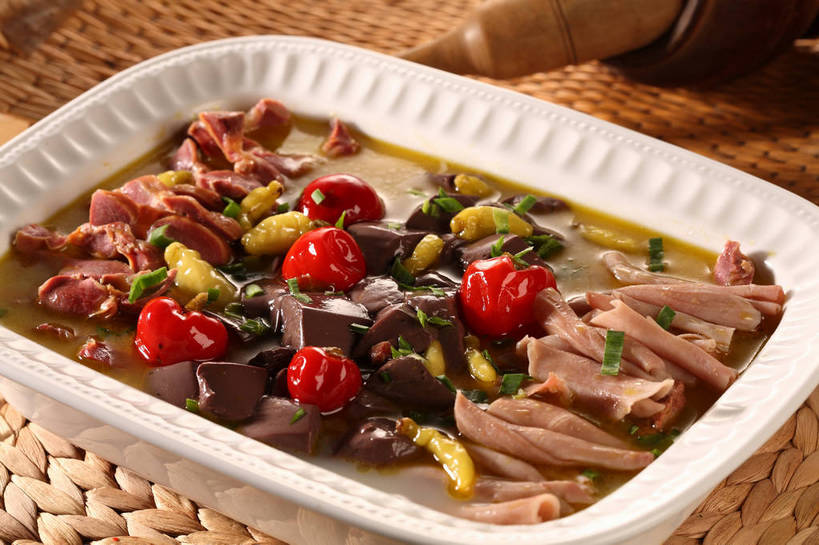 内脏,肝脏,肠,无人,横图,俯视,室内,特写,白天,烹饪,中餐,餐桌,桌子,辣椒,蔬菜,餐具,阴影,新鲜,反射,血,碟子,盘,影子,肉,汤,料理,食品,鸭肉,菜肴,美食,肉类,食物,红色,白色,盘子,碟,中式,器皿,血液,佳肴,有机食品,绿色食品,餐台,中华料理,研磨,臼杵,肉食,辣角,红海椒,大椒,辣虎,广椒,研杵,研钵,臼,鸭血,鸭肠,鸭肝,肝,辣子,红辣椒,海椒,番椒,彩图,高角度拍摄,鸭胗,鸭肫,鸭肫肝,shjb1,鸭血汤