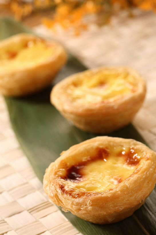 点心,无人,竖图,俯视,室内,特写,白天,下午茶,餐桌,桌子,叶子,一排,阴影,朦胧,模糊,整齐,反射,影子,粽叶,食品,绿叶,蛋挞,食物,糕点,排列,三个,黄色,绿色,嫩叶,餐台,队列,箬叶,芦苇叶,蛋塔,叶,叶片,彩图,高角度拍摄,shjb1