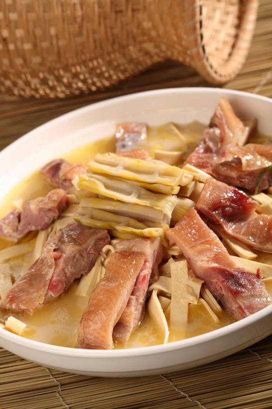 无人,交叉,竖图,俯视,室内,特写,白天,烹饪,中餐,餐桌,桌子,竹子,蔬菜,阴影,竹制,新鲜,编织,反射,篮子,影子,陶瓷,竹笋,肉,料理,食品,陶瓷制品,豆皮,鸭肉,豆腐皮,笋,菜肴,美食,肉类,食物,一个,白色,容器,竹篮,碗,中式,佳肴,有机食品,绿色食品,单个,餐台,中华料理,储藏,竹条,交织,竹制品,储存,肉食,腐皮,穿插,彩图,高角度拍摄,贮存,shjb1