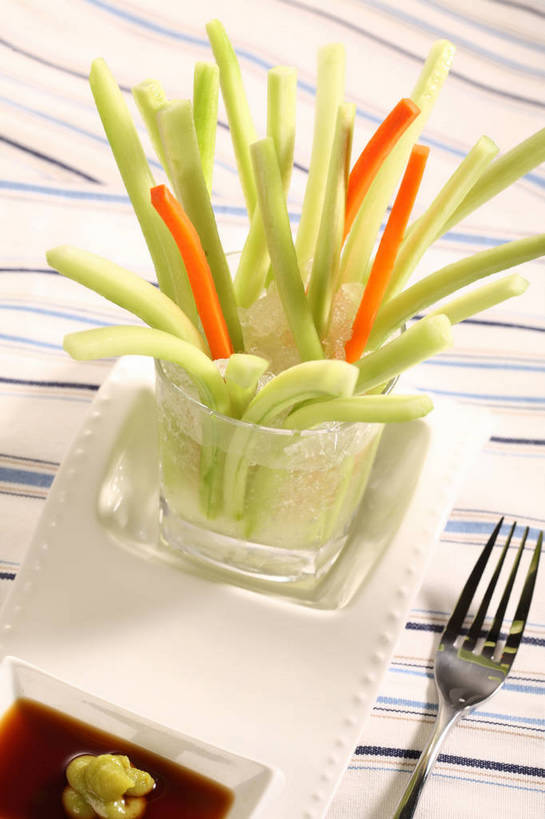 无人,竖图,俯视,室内,特写,白天,烹饪,中餐,餐桌,桌子,萝卜,胡萝卜,黄瓜,蔬菜,杯子,餐具,阴影,新鲜,反射,布料,叉子,碟子,盘,影子,陶瓷,冰,调料,酱料,酱汁,佐料,料理,食品,陶瓷制品,调味品,清凉,调味料,布纹,冷冻,酱,冷盘,菜肴,美食,玻璃制品,桌布,食物,三个,绿色,白色,盘子,餐巾,水杯,碟,台布,冷饮,舒服,橙色,中式,寒冷,冷菜,凉菜,佳肴,有机食品,绿色食品,刨冰,冷藏,餐台,中华料理,解暑,解渴,黄萝卜,番萝卜,碎冰,餐叉,舒爽,消暑,保鲜,玻璃杯,进餐用具,青瓜,胡瓜,红萝卜,甘荀,餐桌布,彩图,高角度拍摄,丁香萝卜,胡芦菔金,金笋,shjb1