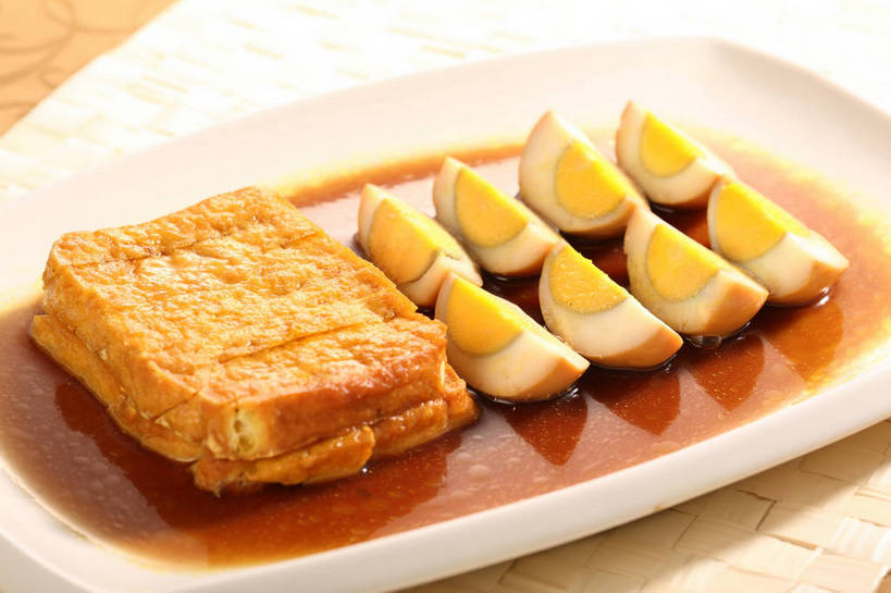 无人,横图,俯视,室内,特写,白天,烹饪,中餐,餐桌,桌子,餐具,一排,切开,阴影,整齐,并列,并排,反射,布料,碟子,盘,影子,蛋,调料,鸡蛋,酱料,酱汁,佐料,料理,食品,水煮蛋,调味品,调味料,布纹,豆腐皮,酱,菜肴,美食,桌布,茶叶蛋,食物,排列,一个,白色,盘子,餐巾,碟,台布,切,中式,佳肴,单个,餐台,中华料理,队列,腐竹,平行,剖面,切面,卵,豆腐衣,油皮,五香茶叶蛋,五香蛋,餐桌布,彩图,高角度拍摄,闽菜,闽南菜,鸡卵,鸡子,素鸡,煮鸡蛋,福建菜,shjb1