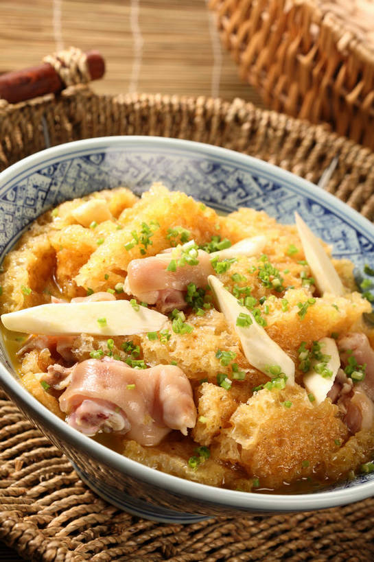 无人,交叉,竖图,俯视,室内,特写,白天,烹饪,中餐,餐桌,桌子,竹子,蔬菜,阴影,竹制,新鲜,编织,反射,篮子,影子,陶瓷,葱,茭白,青葱,肉,料理,食品,陶瓷制品,猪肉,猪手,猪蹄,猪爪,菜肴,美食,肉类,食物,两个,蓝色,容器,竹篮,碗,中式,佳肴,有机食品,绿色食品,餐台,中华料理,肉皮,储藏,竹条,交织,竹制品,储存,肉食,豚肉,茭瓜,穿插,出隧,高笋,菰菜,菰蒋子,菰手,菰首,菰笋,茭粑,茭耳菜,茭首,茭笋,绿节,猪脚,猪肉皮,彩图,高角度拍摄,贮存,赣菜,江西菜,shjb1,炖猪蹄,猪皮炖猪蹄