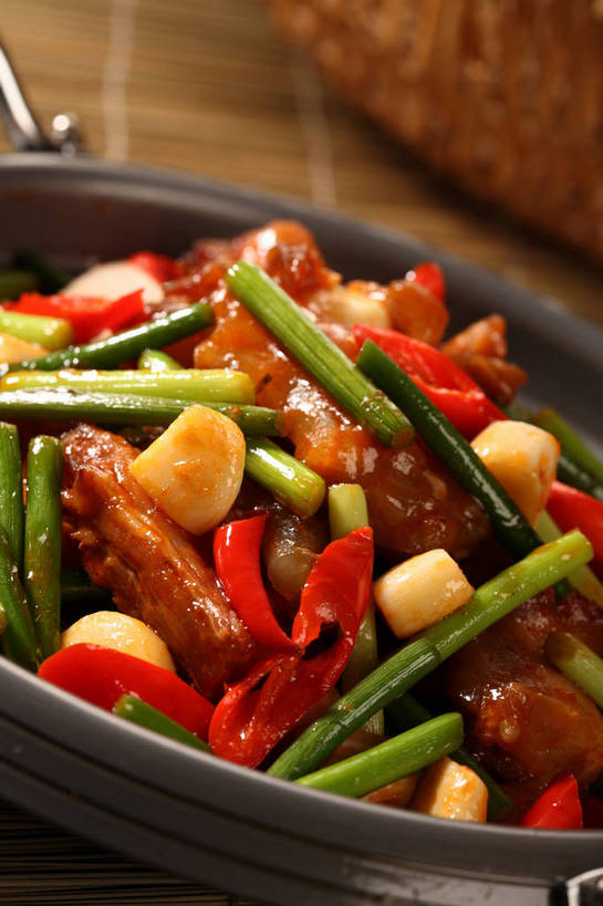 无人,交叉,竖图,俯视,室内,特写,白天,烹饪,中餐,餐桌,桌子,竹子,辣椒,蔬菜,蒜,厨具,金属制品,阴影,竹制,新鲜,编织,反射,金属,锅子,篮子,影子,肉,料理,食品,锅,菜肴,美食,肉类,食物,一个,红色,绿色,黑色,竹篮,中式,佳肴,有机食品,绿色食品,单个,餐台,锅具,中华料理,竹条,交织,蒜苗,竹制品,肉食,烹饪用具,辣角,红海椒,大椒,辣虎,广椒,蒜薹,蒜毫,蒜苔,穿插,烹调用具,辣子,红辣椒,海椒,番椒,烹调,彩图,高角度拍摄,shjb1