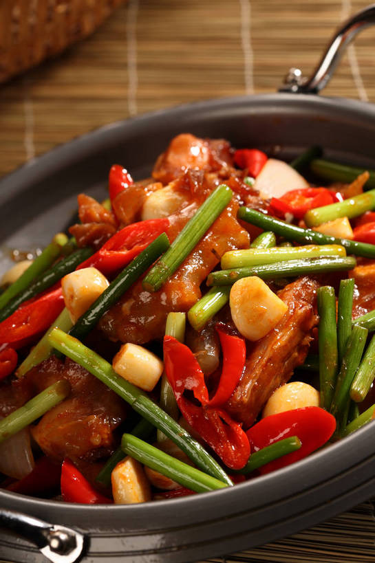 无人,交叉,竖图,俯视,室内,特写,白天,烹饪,中餐,餐桌,桌子,竹子,辣椒,蔬菜,蒜,厨具,金属制品,阴影,竹制,新鲜,编织,反射,金属,锅子,篮子,影子,肉,料理,食品,锅,菜肴,美食,肉类,食物,一个,红色,绿色,黑色,竹篮,中式,佳肴,有机食品,绿色食品,单个,餐台,锅具,中华料理,竹条,交织,蒜苗,竹制品,肉食,烹饪用具,辣角,红海椒,大椒,辣虎,广椒,蒜薹,蒜毫,蒜苔,穿插,烹调用具,辣子,红辣椒,海椒,番椒,烹调,彩图,高角度拍摄,shjb1