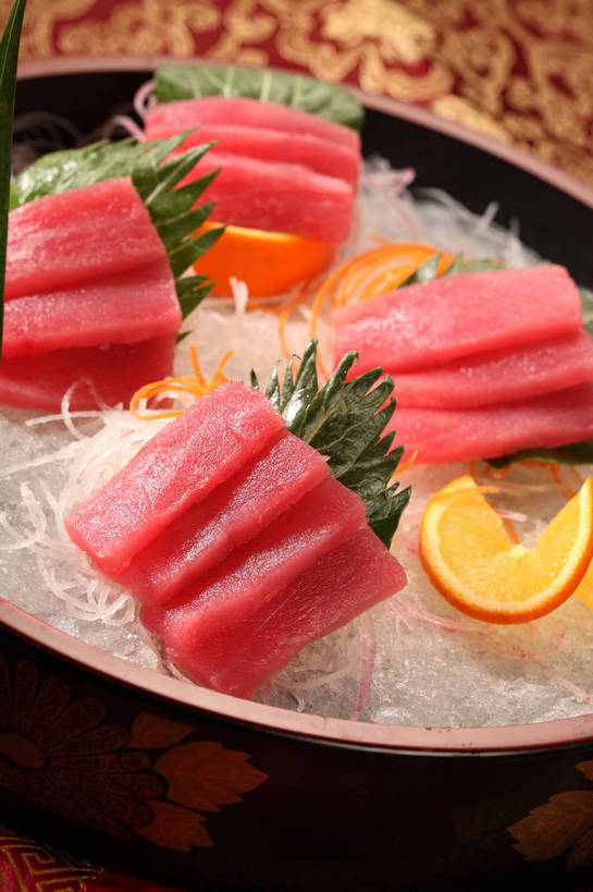 海鲜,三文鱼,无人,竖图,俯视,室内,特写,白天,烹饪,餐桌,桌子,鲑鱼,柠檬,水果,叶子,切开,阴影,新鲜,反射,鱼,布料,影子,陶瓷,冰,肉,生食,鱼肉,日本料理,冰块,料理,食品,果实,绿叶,陶瓷制品,鲔鱼,布纹,冷冻,水产,金枪鱼,菜肴,美食,肉类,鱼类,海洋生物,桌布,食物,一个,餐巾,容器,台布,碗,日式料理,切,日式,嫩叶,寒冷,佳肴,有机食品,绿色食品,冷藏,单个,餐台,储藏,配菜,吞拿鱼,冰冷,储存,水生动物,海产品,水生物,剖面,肉食,海底动物,北极贝,切面,鲑,保鲜,叶,叶片,益母果,柠果,餐桌布,彩图,高角度拍摄,贮存,刺身,鲔鱼刺身,shjb1,海鲜刺身,北极贝刺身