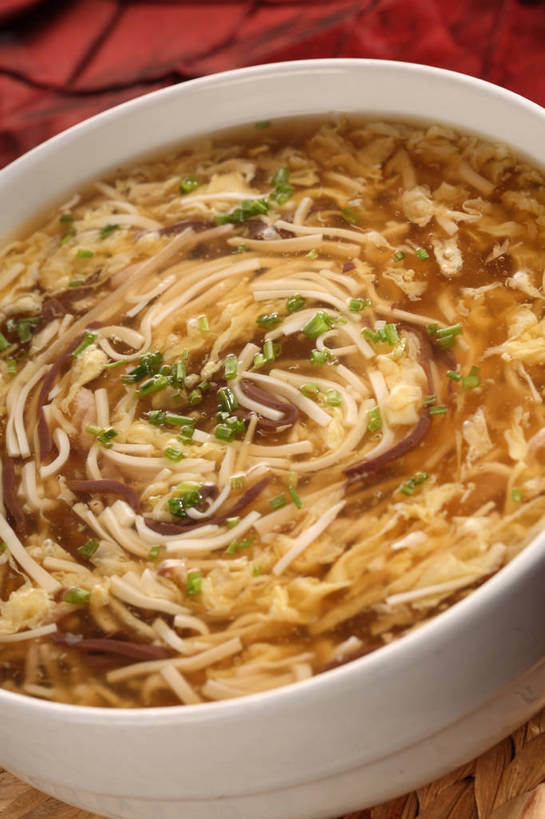 豆腐,无人,竖图,俯视,室内,特写,白天,烹饪,中餐,餐桌,桌子,蔬菜,阴影,新鲜,反射,血,布料,影子,陶瓷,葱,青葱,蛋,蛋皮,鸡蛋,汤,料理,食品,陶瓷制品,布纹,菜肴,美食,桌布,食物,一个,红色,白色,餐巾,容器,台布,碗,中式,血液,佳肴,有机食品,绿色食品,单个,餐台,中华料理,储藏,豆腐汤,豆制品,储存,卵,鸭血,羹汤,餐桌布,彩图,高角度拍摄,鸡卵,鸡子,贮存,shjb1,蛋丝鸭血豆腐汤,鸭血豆腐汤