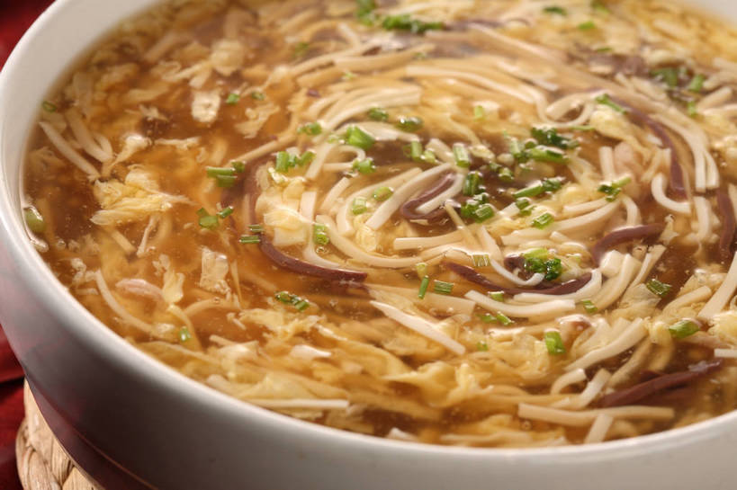 豆腐,无人,横图,俯视,室内,特写,白天,烹饪,中餐,餐桌,桌子,蔬菜,阴影,新鲜,反射,血,影子,陶瓷,葱,青葱,蛋,蛋皮,鸡蛋,汤,料理,食品,陶瓷制品,菜肴,美食,食物,一个,白色,容器,碗,中式,血液,佳肴,有机食品,绿色食品,单个,餐台,中华料理,储藏,豆腐汤,豆制品,储存,卵,鸭血,羹汤,彩图,高角度拍摄,鸡卵,鸡子,贮存,shjb1,蛋丝鸭血豆腐汤,鸭血豆腐汤