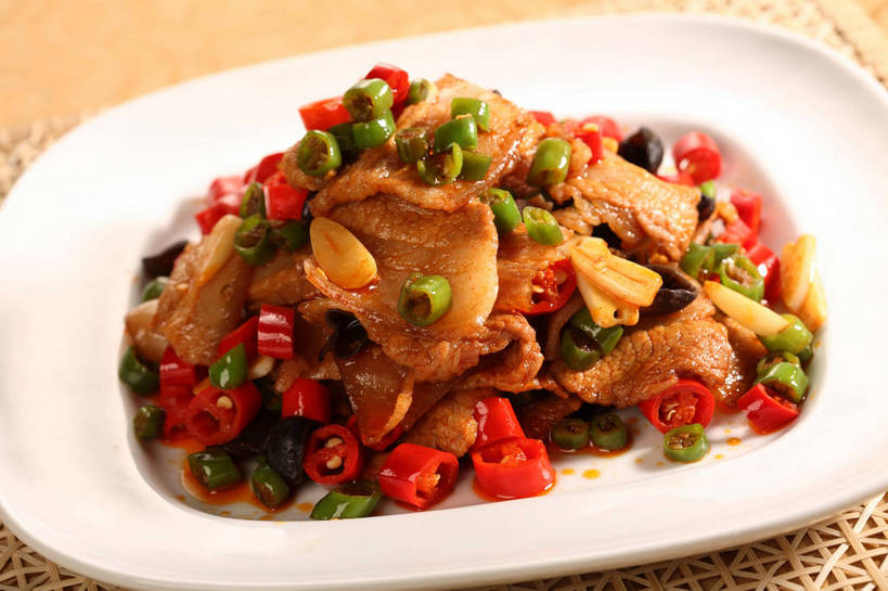 无人,横图,俯视,室内,特写,白天,烹饪,中餐,餐桌,桌子,辣椒,蔬菜,餐具,阴影,新鲜,反射,碟子,盘,影子,肉,料理,食品,猪肉,菜肴,美食,肉类,食物,一个,红色,绿色,白色,盘子,碟,中式,佳肴,有机食品,绿色食品,单个,餐台,中华料理,肉食,辣角,红海椒,大椒,辣虎,广椒,豚肉,湖南菜,湘菜,辣子,红辣椒,海椒,番椒,彩图,高角度拍摄,辣椒炒肉,shjb1