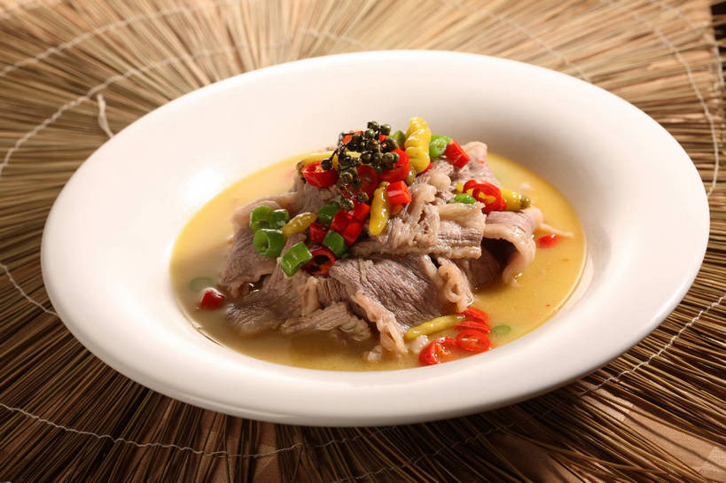 无人,横图,俯视,室内,特写,白天,烹饪,中餐,餐桌,桌子,辣椒,蔬菜,餐具,阴影,新鲜,反射,碟子,盘,影子,青椒,调味,肉,香料,佐料,料理,食品,猪肉,菜肴,美食,肉类,食物,一个,白色,盘子,碟,中式,佳肴,有机食品,绿色食品,单个,餐台,中华料理,花椒,山椒,配料,肉食,辣角,红海椒,大椒,辣虎,广椒,豚肉,作料,湖南菜,湘菜,大花椒,狗椒,红花椒,青花椒,蜀椒,香椒,辣子,红辣椒,红椒,海椒,番椒,彩图,高角度拍摄,辣椒炒肉,shjb1