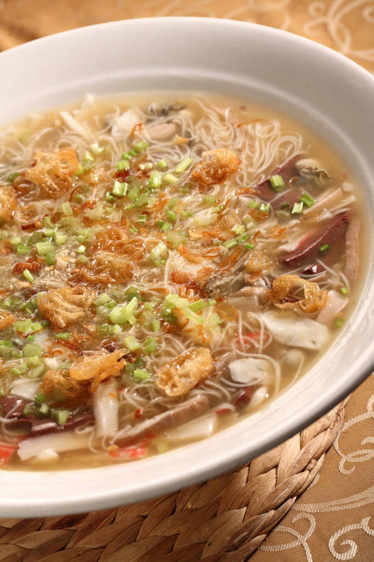 点心,面食,豆腐,无人,竖图,俯视,室内,特写,白天,烹饪,中餐,早餐,餐桌,桌子,蔬菜,阴影,新鲜,反射,血,布料,影子,陶瓷,葱,青葱,油炸,料理,食品,陶瓷制品,布纹,豆腐干,菜肴,美食,桌布,食物,一个,白色,餐巾,容器,台布,碗,中式,血液,早点,麻花,佳肴,有机食品,绿色食品,单个,餐台,中华料理,储藏,油条,豆干,豆制品,储存,干丝,鸭血,餐桌布,彩图,高角度拍摄,早饭,油果子,油馍,油炸果,油炸桧,干子,素火腿,贮存,shjb1