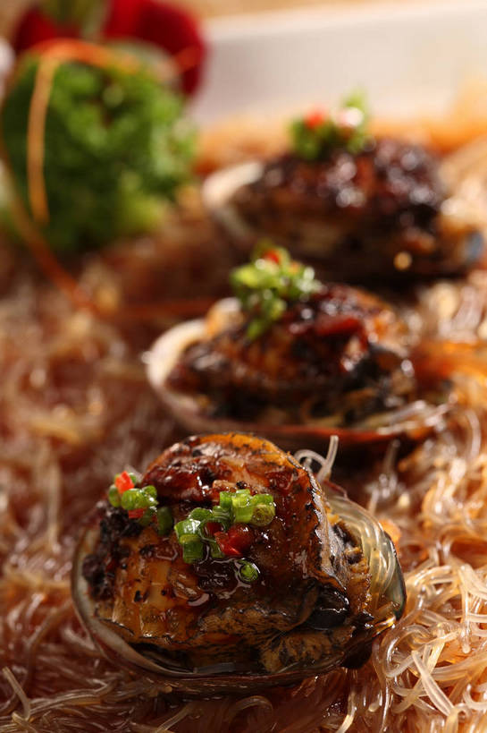 面食,面条,无人,竖图,俯视,室内,特写,白天,烹饪,中餐,餐桌,桌子,蔬菜,阴影,朦胧,模糊,新鲜,反射,影子,葱,青葱,面,料理,食品,粉丝,菜肴,美食,食物,中式,佳肴,有机食品,绿色食品,餐台,中华料理,冬粉,彩图,高角度拍摄,shjb1