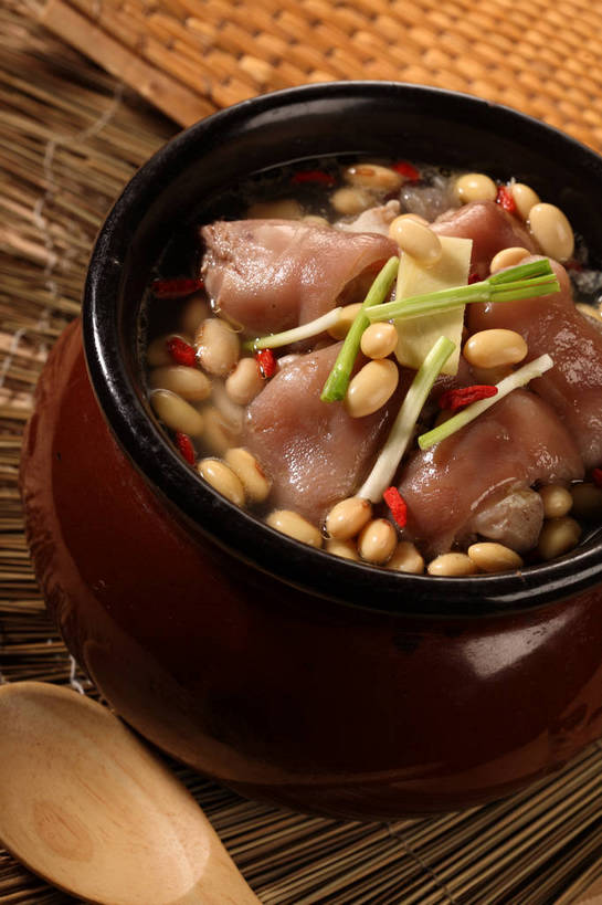 无人,竖图,俯视,室内,特写,白天,烹饪,中餐,植物,餐桌,桌子,豆,大豆,蔬菜,一把,阴影,新鲜,反射,木制,影子,勺子,陶瓷,葱,豆类,豆子,毛豆,青葱,料理,食品,果实,草药,药草,陶瓷制品,猪手,猪蹄,猪爪,菜肴,美食,中药,食物,一个,黑色,木制品,容器,调羹,汤匙,碗,中式,佳肴,有机食品,绿色食品,单个,餐台,中华料理,储藏,枸杞子,枸杞,储存,药材,中草药,豆科,中药材,本草,枝豆,苟起子,枸杞豆,枸杞果,血杞子,猪脚,黄豆,彩图,高角度拍摄,贮存,赣菜,江西菜,shjb1,炖猪蹄,黄豆炖猪蹄