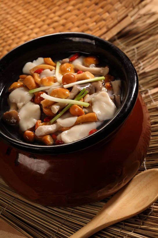 无人,竖图,俯视,室内,特写,白天,烹饪,中餐,植物,餐桌,桌子,蔬菜,一把,阴影,新鲜,反射,木制,影子,勺子,陶瓷,葱,菌菇,青葱,料理,食品,果实,草药,药草,陶瓷制品,菌类,菜肴,美食,中药,食物,一个,黑色,木制品,容器,调羹,汤匙,碗,中式,食用菌,佳肴,有机食品,绿色食品,单个,餐台,中华料理,储藏,枸杞子,枸杞,真菌,储存,药材,中草药,中药材,本草,苟起子,枸杞豆,枸杞果,血杞子,彩图,高角度拍摄,贮存,shjb1,菌菇煲