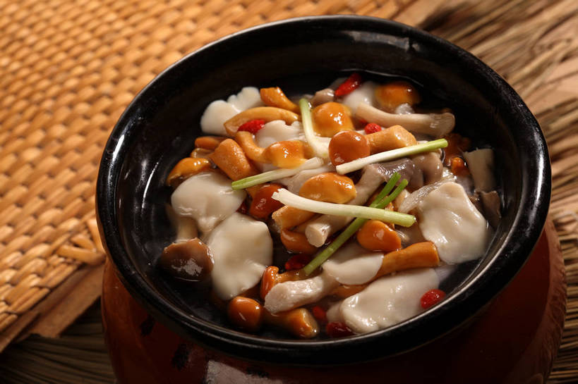 无人,横图,俯视,室内,特写,白天,烹饪,中餐,植物,餐桌,桌子,蔬菜,阴影,新鲜,反射,影子,陶瓷,葱,菌菇,青葱,料理,食品,果实,草药,药草,陶瓷制品,菌类,菜肴,美食,中药,食物,一个,黑色,容器,碗,中式,食用菌,佳肴,有机食品,绿色食品,单个,餐台,中华料理,储藏,枸杞子,枸杞,真菌,储存,药材,中草药,中药材,本草,苟起子,枸杞豆,枸杞果,血杞子,彩图,高角度拍摄,贮存,shjb1,菌菇煲