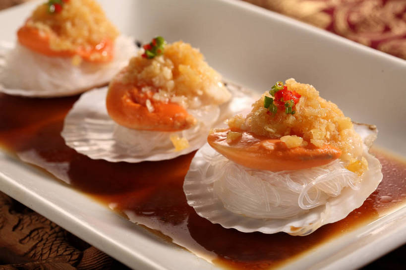 海鲜,面食,面条,无人,横图,俯视,室内,特写,白天,烹饪,中餐,餐桌,桌子,蔬菜,餐具,一排,阴影,朦胧,模糊,新鲜,整齐,反射,碟子,盘,影子,葱,青葱,面,料理,食品,扇贝,粉丝,水产,菜肴,美食,海洋生物,食物,排列,三个,一个,白色,盘子,碟,中式,佳肴,有机食品,绿色食品,单个,餐台,中华料理,队列,水生动物,海产品,水生物,海底动物,冬粉,彩图,高角度拍摄,shjb1,粉丝扇贝