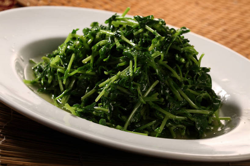 无人,横图,俯视,室内,特写,白天,烹饪,中餐,餐桌,桌子,蔬菜,餐具,一堆,阴影,堆叠,堆积,新鲜,反射,碟子,盘,影子,料理,食品,清炒豆苗,豆苗,菜肴,美食,食物,一个,绿色,白色,盘子,碟,中式,佳肴,有机食品,绿色食品,单个,餐台,中华料理,堆,豌豆苗,豌豆藤,彩图,高角度拍摄,shjb1