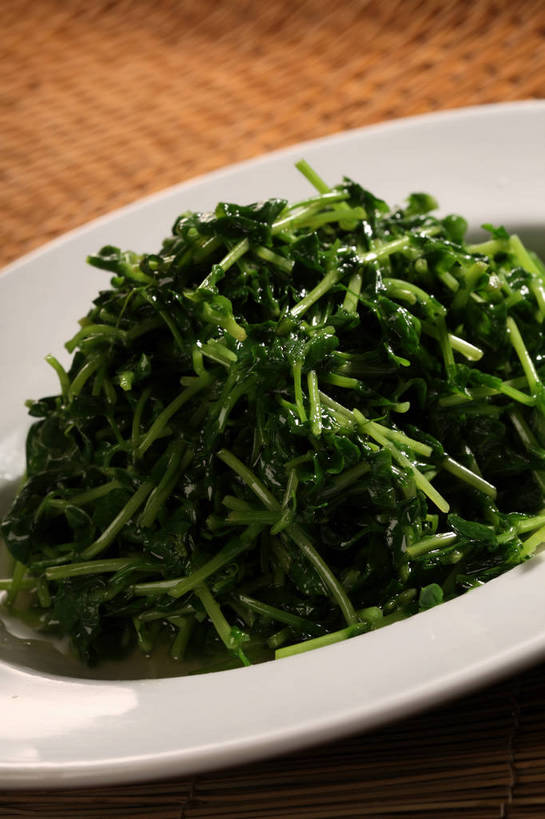 无人,竖图,俯视,室内,特写,白天,烹饪,中餐,餐桌,桌子,蔬菜,餐具,一堆,阴影,堆叠,堆积,新鲜,反射,碟子,盘,影子,料理,食品,清炒豆苗,豆苗,菜肴,美食,食物,一个,绿色,白色,盘子,碟,中式,佳肴,有机食品,绿色食品,单个,餐台,中华料理,堆,豌豆苗,豌豆藤,彩图,高角度拍摄,shjb1