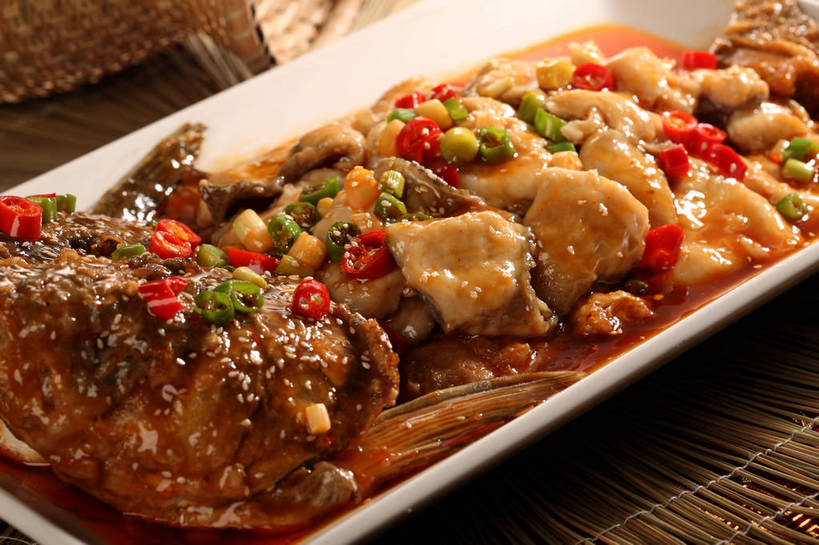 无人,横图,俯视,室内,特写,白天,烹饪,中餐,餐桌,桌子,辣椒,蔬菜,餐具,阴影,新鲜,反射,鱼,碟子,盘,影子,红烧,肉,鱼肉,芝麻,料理,食品,菜肴,美食,肉类,鱼类,食物,一个,白色,盘子,碟,中式,白芝麻,佳肴,有机食品,绿色食品,单个,餐台,中华料理,红烧鱼,肉食,辣角,红海椒,大椒,辣虎,广椒,脂麻,胡麻,白麻,巨胜子,油麻,红烧菜,辣子,红辣椒,海椒,番椒,彩图,高角度拍摄,shjb1