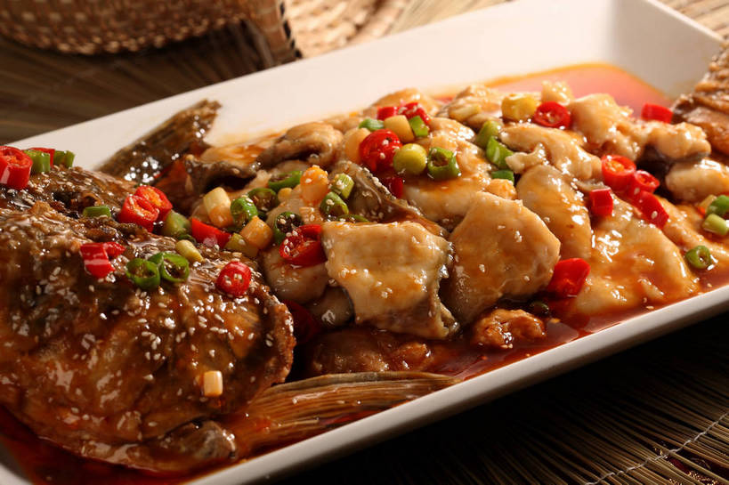 无人,横图,俯视,室内,特写,白天,烹饪,中餐,餐桌,桌子,辣椒,蔬菜,餐具,阴影,新鲜,反射,鱼,碟子,盘,影子,红烧,肉,鱼肉,芝麻,料理,食品,菜肴,美食,肉类,鱼类,食物,一个,白色,盘子,碟,中式,白芝麻,佳肴,有机食品,绿色食品,单个,餐台,中华料理,红烧鱼,肉食,辣角,红海椒,大椒,辣虎,广椒,脂麻,胡麻,白麻,巨胜子,油麻,红烧菜,辣子,红辣椒,海椒,番椒,彩图,高角度拍摄,shjb1