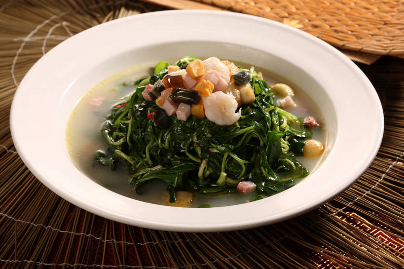 无人,横图,俯视,室内,特写,白天,烹饪,中餐,餐桌,桌子,蔬菜,阴影,新鲜,反射,影子,陶瓷,蛋,肉,虾仁,料理,食品,陶瓷制品,鸭蛋,皮蛋,小吃,菜肴,美食,肉类,食物,一个,白色,容器,碗,中式,佳肴,有机食品,绿色食品,单个,餐台,中华料理,储藏,虾肉,储存,肉食,马兰,卵,鸭卵,松花蛋,变蛋,彩图,高角度拍摄,红梗菜,鸡儿菜,马莱,马兰头,马郎头,贮存,shjb1