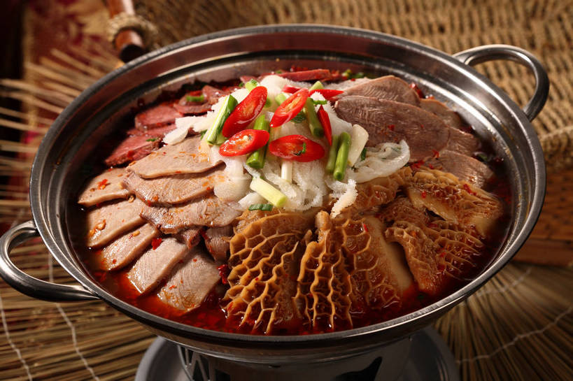 无人,横图,俯视,室内,特写,白天,烹饪,中餐,餐桌,桌子,辣椒,蔬菜,厨具,金属制品,阴影,新鲜,反射,金属,锅子,影子,葱,青葱,肉,牛肉,料理,食品,锅,羊肉,菜肴,美食,肉类,食物,一个,中式,佳肴,有机食品,绿色食品,单个,餐台,锅具,中华料理,毛肚,肉食,百叶,牛百叶,烹饪用具,辣角,红海椒,大椒,辣虎,广椒,羊肚,烹调用具,辣子,红辣椒,海椒,番椒,烹调,彩图,高角度拍摄,牛肚,羊胃,肚尖,牛胃,shjb1