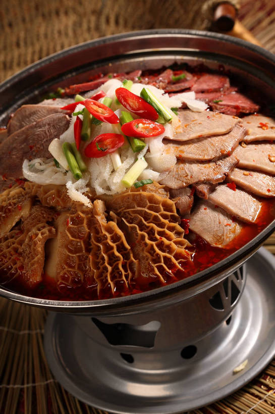 无人,竖图,俯视,室内,特写,白天,烹饪,中餐,餐桌,桌子,辣椒,蔬菜,厨具,金属制品,阴影,新鲜,反射,金属,锅子,影子,葱,青葱,肉,牛肉,料理,食品,锅,羊肉,菜肴,美食,肉类,食物,一个,中式,佳肴,有机食品,绿色食品,单个,餐台,锅具,中华料理,毛肚,肉食,百叶,牛百叶,烹饪用具,辣角,红海椒,大椒,辣虎,广椒,羊肚,烹调用具,辣子,红辣椒,海椒,番椒,烹调,彩图,高角度拍摄,牛肚,羊胃,肚尖,牛胃,shjb1