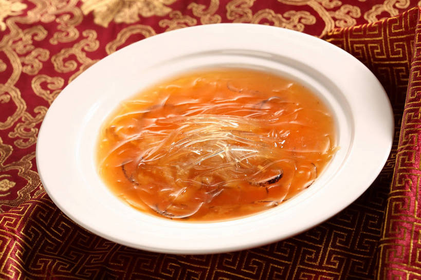 无人,横图,俯视,室内,特写,白天,烹饪,中餐,餐桌,桌子,餐具,阴影,反射,布料,碟子,盘,影子,汤,料理,食品,布纹,菜肴,美食,桌布,食物,一个,白色,盘子,餐巾,碟,台布,橙色,中式,佳肴,单个,餐台,中华料理,鱼翅,鱼翅羹,湖南菜,湘菜,羹汤,鲛鲨翅,鲛鱼翅,金丝菜,沙鱼翅,鲨鱼翅,鲨鱼鳍,餐桌布,彩图,高角度拍摄,shjb1