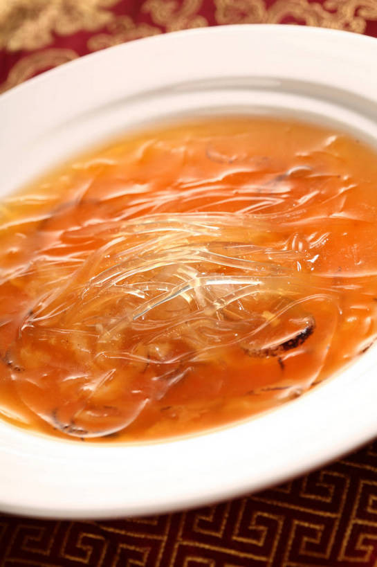 无人,竖图,俯视,室内,特写,白天,烹饪,中餐,餐桌,桌子,餐具,阴影,反射,布料,碟子,盘,影子,汤,料理,食品,布纹,菜肴,美食,桌布,食物,一个,白色,盘子,餐巾,碟,台布,橙色,中式,佳肴,单个,餐台,中华料理,鱼翅,鱼翅羹,湖南菜,湘菜,羹汤,鲛鲨翅,鲛鱼翅,金丝菜,沙鱼翅,鲨鱼翅,鲨鱼鳍,餐桌布,彩图,高角度拍摄,shjb1