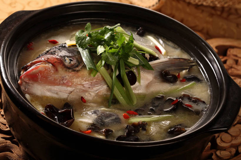 无人,横图,俯视,室内,特写,白天,烹饪,植物,餐桌,桌子,蔬菜,厨具,木雕,雕塑,阴影,新鲜,艺术,装饰,反射,雕刻,雕像,炖锅,锅子,影子,陶瓷,菌菇,肉,汤,鱼肉,料理,食品,果实,草药,药草,陶瓷制品,鱼头,菌类,锅,木耳,菜肴,美食,肉类,中药,食物,一个,黑色,工艺品,食用菌,佳肴,有机食品,绿色食品,单个,餐台,锅具,纪念,枸杞子,枸杞,美术,黑木耳,真菌,主题,药材,中草药,陈列,肉食,烹饪用具,中药材,本草,功能,美学,苟起子,枸杞豆,枸杞果,血杞子,光木耳,烹调用具,烹调,彩图,高角度拍摄,shjb1,木耳鱼头汤,鱼头汤