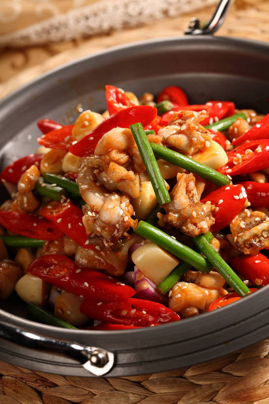 无人,竖图,俯视,室内,特写,白天,烹饪,中餐,餐桌,桌子,野生动物,辣椒,蔬菜,蒜,厨具,金属制品,阴影,新鲜,反射,金属,锅子,影子,肉,芝麻,料理,食品,锅,牛蛙,菜肴,美食,肉类,食物,一个,白色,动物,中式,可爱,白芝麻,活泼,佳肴,有机食品,绿色食品,单个,餐台,锅具,中华料理,蒜苗,川菜,肉食,烹饪用具,辣角,红海椒,大椒,辣虎,广椒,脂麻,胡麻,白麻,巨胜子,油麻,蒜薹,蒜毫,蒜苔,四川菜,烹调用具,辣子,红辣椒,海椒,番椒,烹调,彩图,高角度拍摄,shjb1,馋嘴蛙