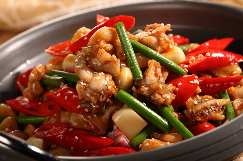 无人,横图,俯视,室内,特写,白天,烹饪,中餐,餐桌,桌子,野生动物,辣椒,蔬菜,蒜,厨具,金属制品,阴影,新鲜,反射,金属,锅子,影子,肉,芝麻,料理,食品,锅,牛蛙,菜肴,美食,肉类,食物,一个,白色,动物,中式,可爱,白芝麻,活泼,佳肴,有机食品,绿色食品,单个,餐台,锅具,中华料理,蒜苗,川菜,肉食,烹饪用具,辣角,红海椒,大椒,辣虎,广椒,脂麻,胡麻,白麻,巨胜子,油麻,蒜薹,蒜毫,蒜苔,四川菜,烹调用具,辣子,红辣椒,海椒,番椒,烹调,彩图,高角度拍摄,shjb1,馋嘴蛙